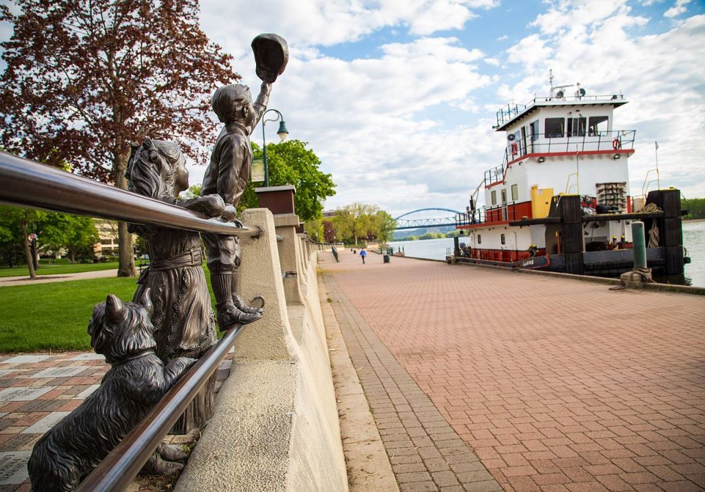 La Crosse, Wisconsin river boat and statue